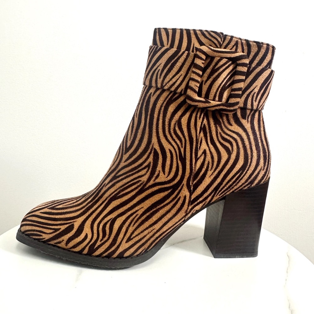 🆕🤎PIERRE DUMAS: TIGER Faux Leather Bootie SIZE 9